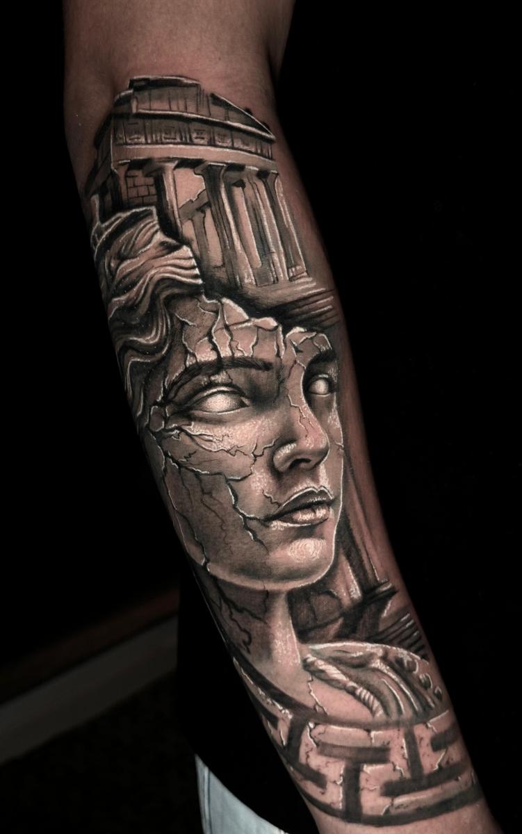 Tatuagem realista de estátua grega com templo