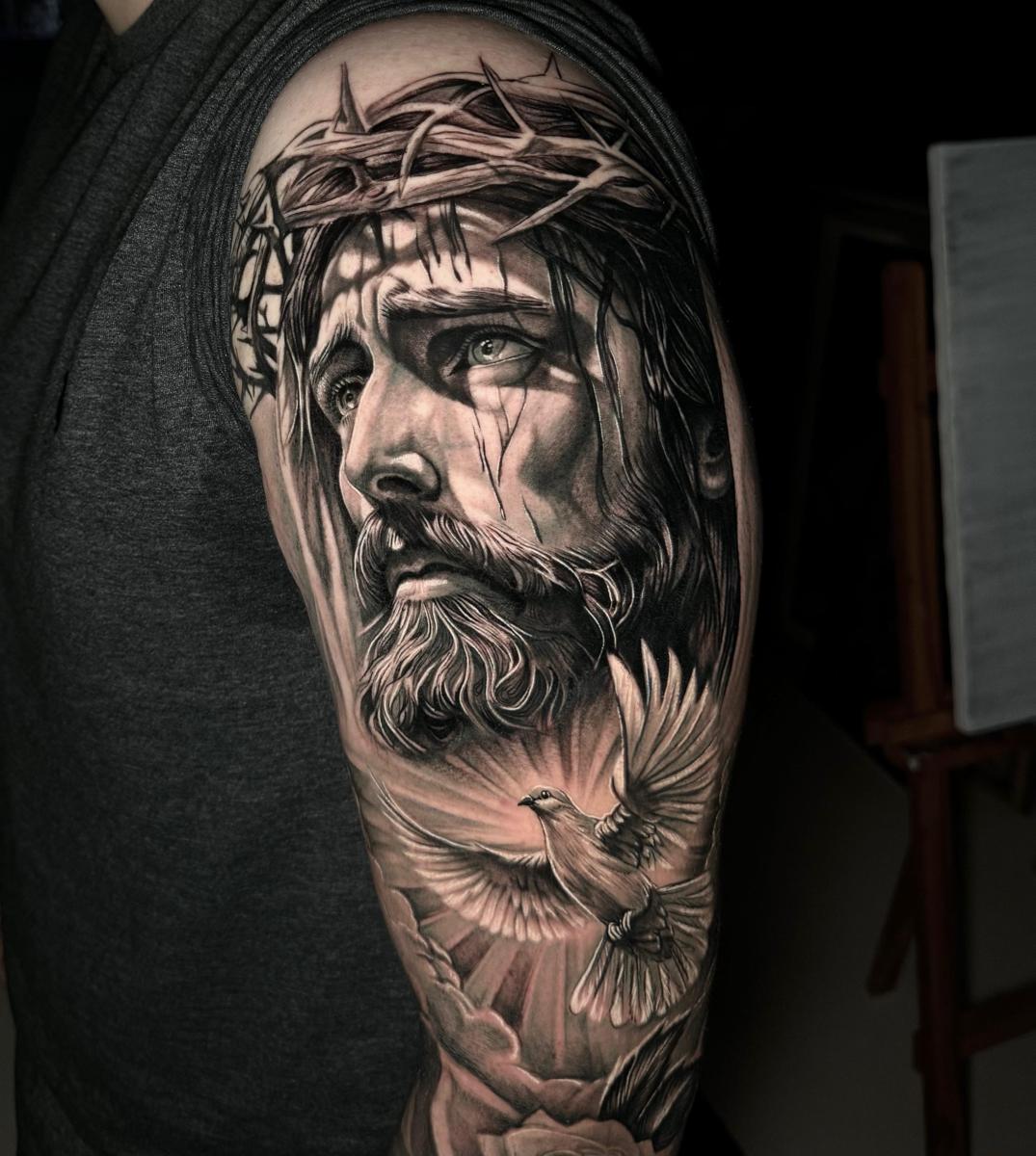 Tatuagem realista de Jesus Cristo com coroa de espinhos