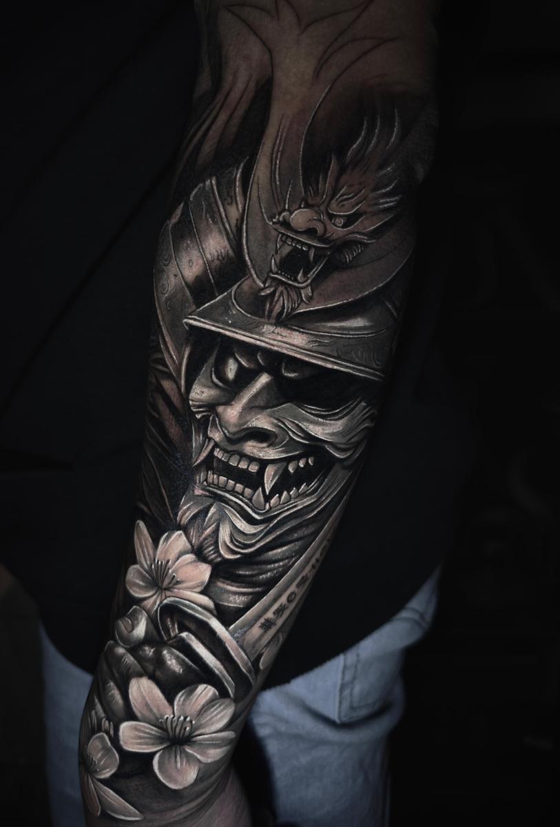 Tatuagem realista de máscara Hannya japonesa
